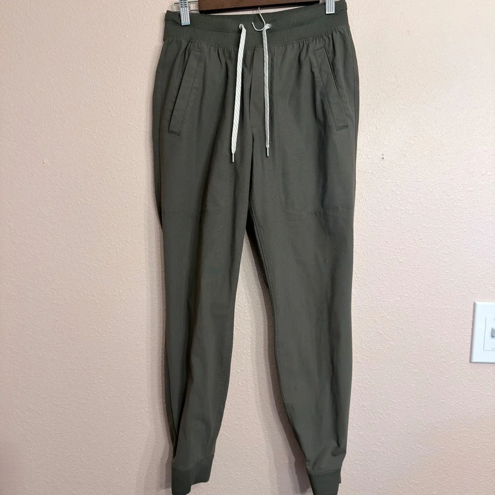 Vuori Meta Jogger Mens Small Dark Olive Green Performance Travel Pants V436